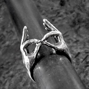 Anillo Depeche Mode, anillo World In My Eyes, anillo realista, anillo de manos, anillo escultural, Martin Gore, Dave Gahan, anillo con máscara de ojos, anillo de música de los 80