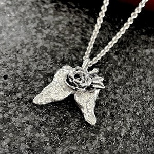 Depeche Mode Modeschmuck, Ghosts Wieder Memento Mori Charm Anhänger, Rockband Ikone, Goth Anhänger, Blumen Anhänger, kleiner Engelflügel Anhänger