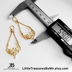 K&ouml;nnte beinhalten: Goldene Ohrh&auml;nger mit einem zarten floralen Design. Die Ohrringe sind 5,4 cm lang. Little TreasuresByMir.etsy.com