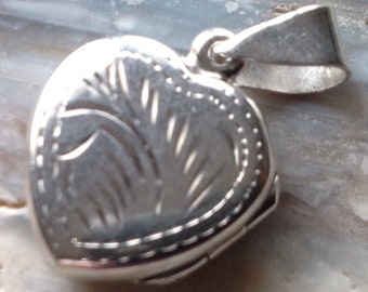 Locket Etched Pendant on Box Chain. Sterling Silver.