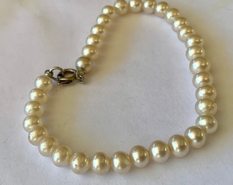 Faux Pearl Bracelet. Silver Tone Spring Clasp.
