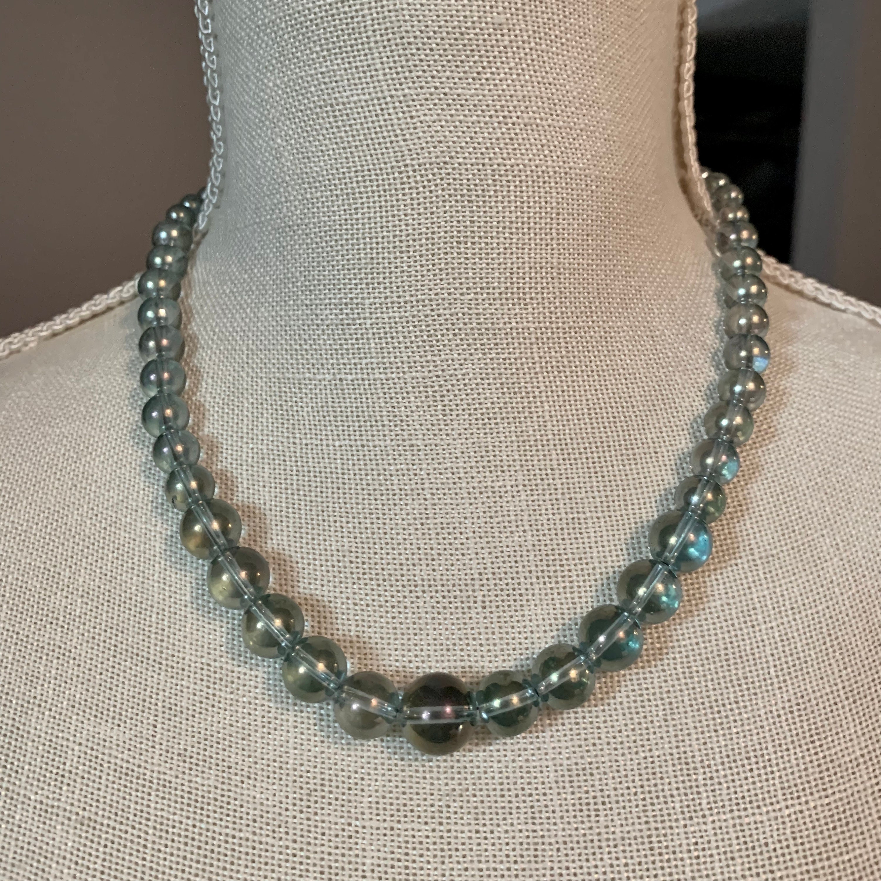 Graduated Bead Necklace. Magnetic Clasp 