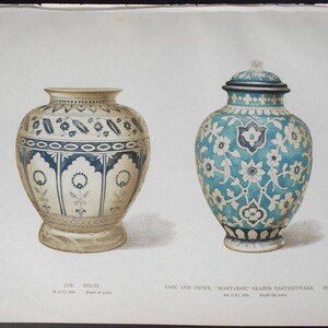 K&ouml;nnte beinhalten: Illustration von zwei antiken Steingutvasen. Die linke Vase ist cremefarben mit blauen Blumenmustern und 45,7 cm hoch. Die rechte Vase ist t&uuml;rkis mit wei&szlig;en Blumenmustern und einem passenden Deckel. Text: "Jar Delhi" und "Vase and Cover, Martaban, Glazed Earthenware, Sultan."
