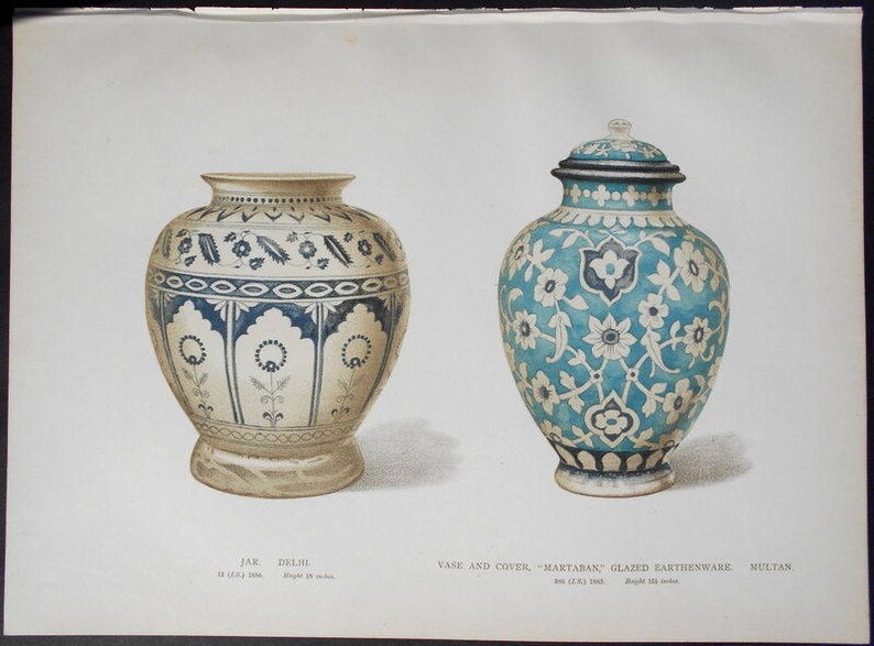 K&ouml;nnte beinhalten: Illustration von zwei antiken Steingutvasen. Die linke Vase ist cremefarben mit blauen Blumenmustern und 45,7 cm hoch. Die rechte Vase ist t&uuml;rkis mit wei&szlig;en Blumenmustern und einem passenden Deckel. Text: "Jar Delhi" und "Vase and Cover, Martaban, Glazed Earthenware, Sultan."