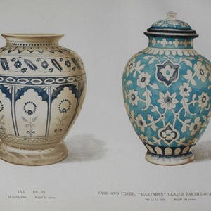 K&ouml;nnte beinhalten: Zwei antike glasierte Steingutvasen. Die links abgebildete Vase ist cremefarben und blau mit floralen Mustern, 45.7 cm hoch. Die Vase rechts ist blau mit wei&szlig;en Blumenmustern und Deckel, 38.1 cm hoch. Der Text lautet "JAR DELHI" und "VASE AND COVER, MARTABAN, GLAZED EARTHENWARE MULTAN."