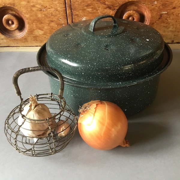 Vintage enamel round casserole/roasting pan or storage bin, speckled green and white.