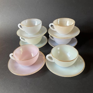 Ensemble de 6 tasses et sous-tasses en verre opalescent Arcopal Arlequin, France, vers 1960.