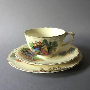 Trio vintage de la Couronne ducale, ivoire Old Hall, motif Couples en cour, années 1920-1930.