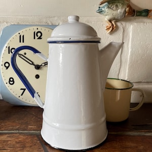 Vintage weiße Emaille Kaffeekanne, hergestellt in Polen, um 1970er Jahre.