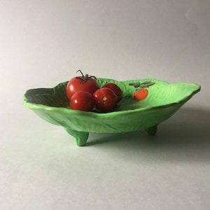Vintage Beswick Ware majolica, lettuce leaf and tomatoes, footed drainer dish, c1950s.