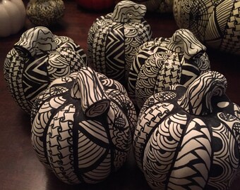 Conjunto de cinco calabazas artificiales Zentangled