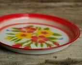Lovely enamel serving tray, Painted flower enamel, Tin home decor for retro kitchen - Red tray, Round fruit platter, circular tray