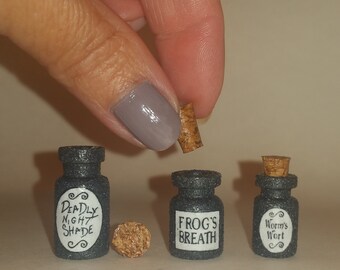 Miniaturas de Sally Jars, Pesadilla antes de Navidad, Sombra nocturna mortal, Hierba de gusano, Aliento de rana, Juego de 3 minis de Sally Jars