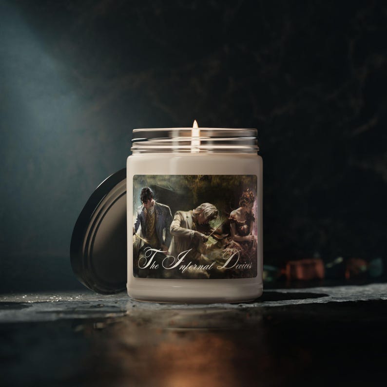 Vela de soja perfumada de Los Dispositivos Infernales 255 g (9 oz) Will Tess Jem Regalo para amantes de los libros Regalo para novias Regalo para lectores Regalo para ratones de biblioteca Vela de lectura Regalo literario para ella imagen 5