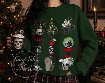 Op de afbeelding: Een donkergroen sweatshirt met lange mouwen en een grafische print van diverse schedelillustraties in kerstthema, waaronder een kerstboom, een kerstsok, een sneeuwbol en een doodskist. De tekst Fairy Tales Nest is in witte schrijfletters gedrukt.