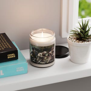 Vela de soja perfumada de Los Dispositivos Infernales 255 g (9 oz) Will Tess Jem Regalo para amantes de los libros Regalo para novias Regalo para lectores Regalo para ratones de biblioteca Vela de lectura Regalo literario para ella imagen 2