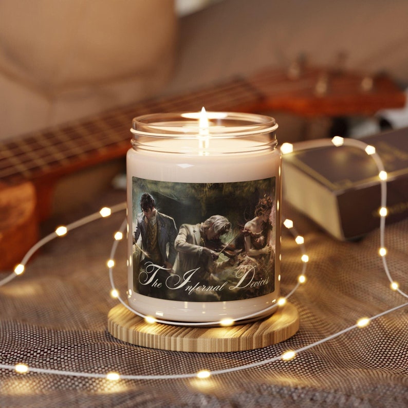 Vela de soja perfumada de Los Dispositivos Infernales 255 g (9 oz) Will Tess Jem Regalo para amantes de los libros Regalo para novias Regalo para lectores Regalo para ratones de biblioteca Vela de lectura Regalo literario para ella imagen 1