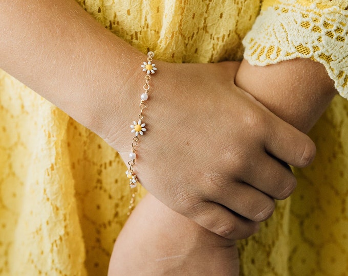 Dainty Daisy Bracelet For Your Flower Girl
