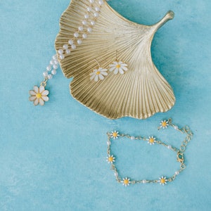 Daisy Jewelry For A Flower Girl