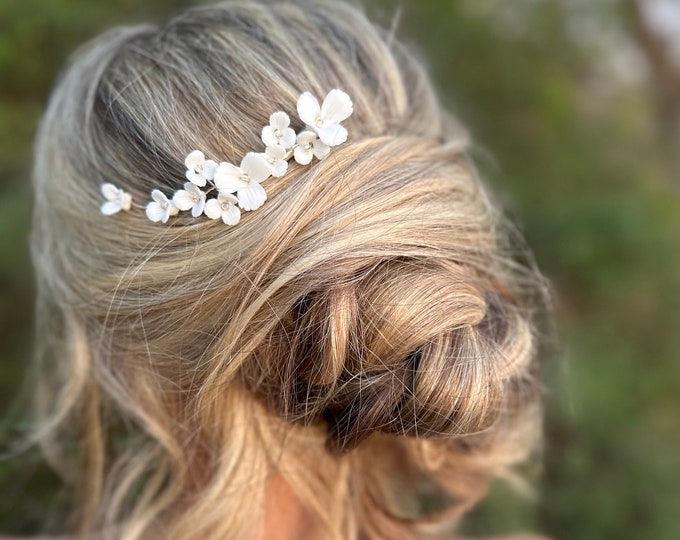 Elegant Simplicity: Minimalist Bridal Flower Hair Clip