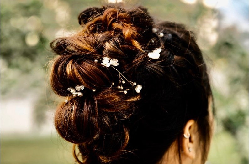 Enredadera de pelo de flores con delicadas flores blancas y acentos de aliento de bebé perla, accesorio para el cabello de boda imagen 8