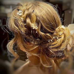 Enredadera de pelo de flores con delicadas flores blancas y acentos de aliento de bebé perla, accesorio para el cabello de boda imagen 3