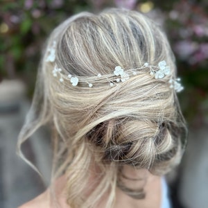 Enredadera de pelo de flores con delicadas flores blancas y acentos de aliento de bebé perla, accesorio para el cabello de boda imagen 4