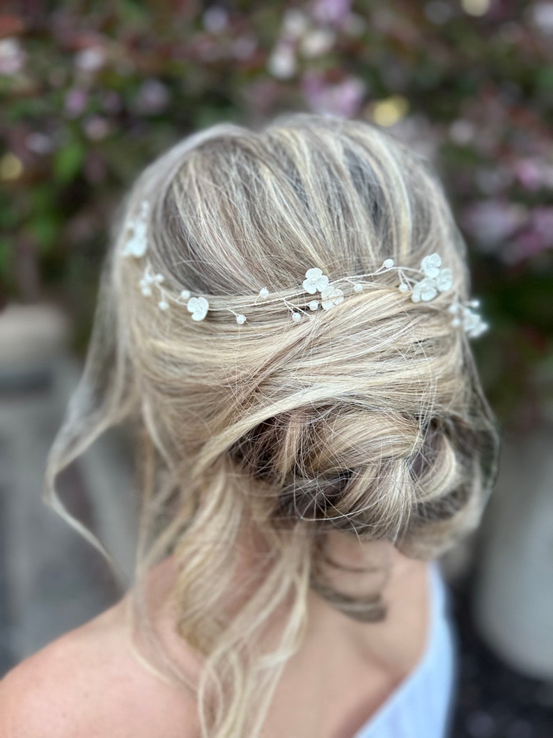 Enredadera de pelo de flores con delicadas flores blancas y acentos de aliento de bebé perla, accesorio para el cabello de boda imagen 4