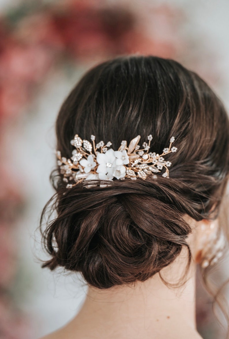 Bridal Hair Comb Hand-crafted with beautiful Off White Flowers, Rhinestone Leaves And Pearl Baby's Breath Accents 画像 3