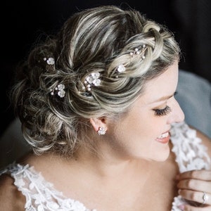 Enredadera de pelo de flores con delicadas flores blancas y acentos de aliento de bebé perla, accesorio para el cabello de boda imagen 6