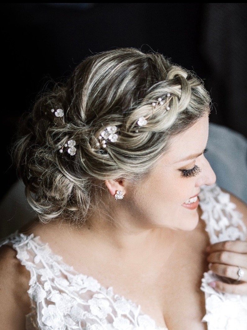 Enredadera de pelo de flores con delicadas flores blancas y acentos de aliento de bebé perla, accesorio para el cabello de boda imagen 6