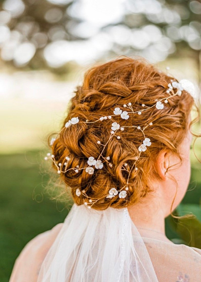 Enredadera de pelo de flores con delicadas flores blancas y acentos de aliento de bebé perla, accesorio para el cabello de boda imagen 7