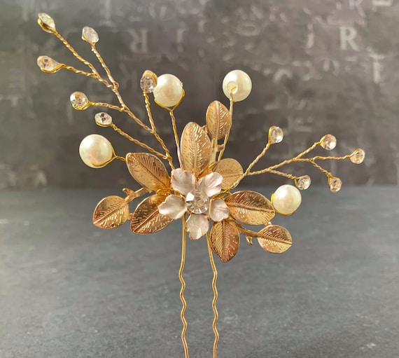Gold Flower Hair Pin With A Delicate White Gold Center  display picture 1