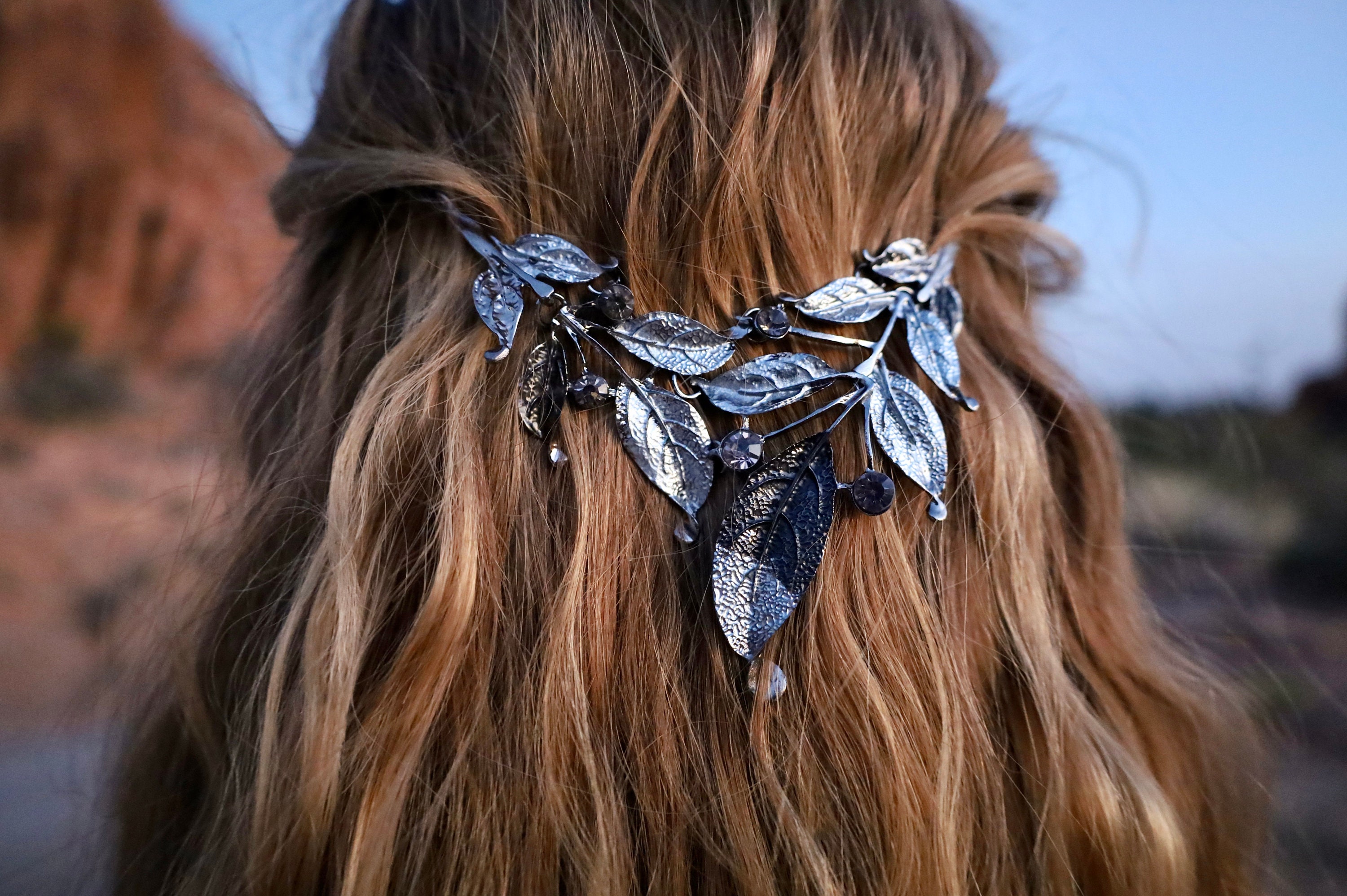 Hair Chain Jewelry With A Black Gunmetal And Silver Leaf Design