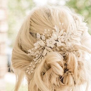 Bridal Hair Comb Hand-crafted with beautiful Off White Flowers, Rhinestone Leaves And Pearl Baby's Breath Accents 画像 1