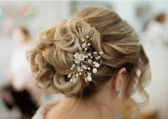 Elegant Pearl Bridal Hair Pin With Floral Accents - Wedding  display picture 1