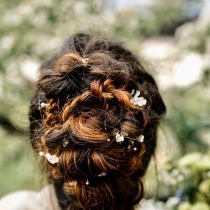 Enredadera de pelo de flores con delicadas flores blancas y acentos de aliento de bebé perla, accesorio para el cabello de boda imagen 5