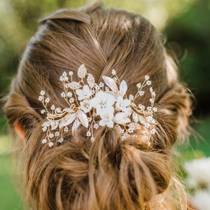 Bridal Hair Comb Hand-crafted with beautiful Off White Flowers, Rhinestone Leaves And Pearl Baby's Breath Accents 画像 2