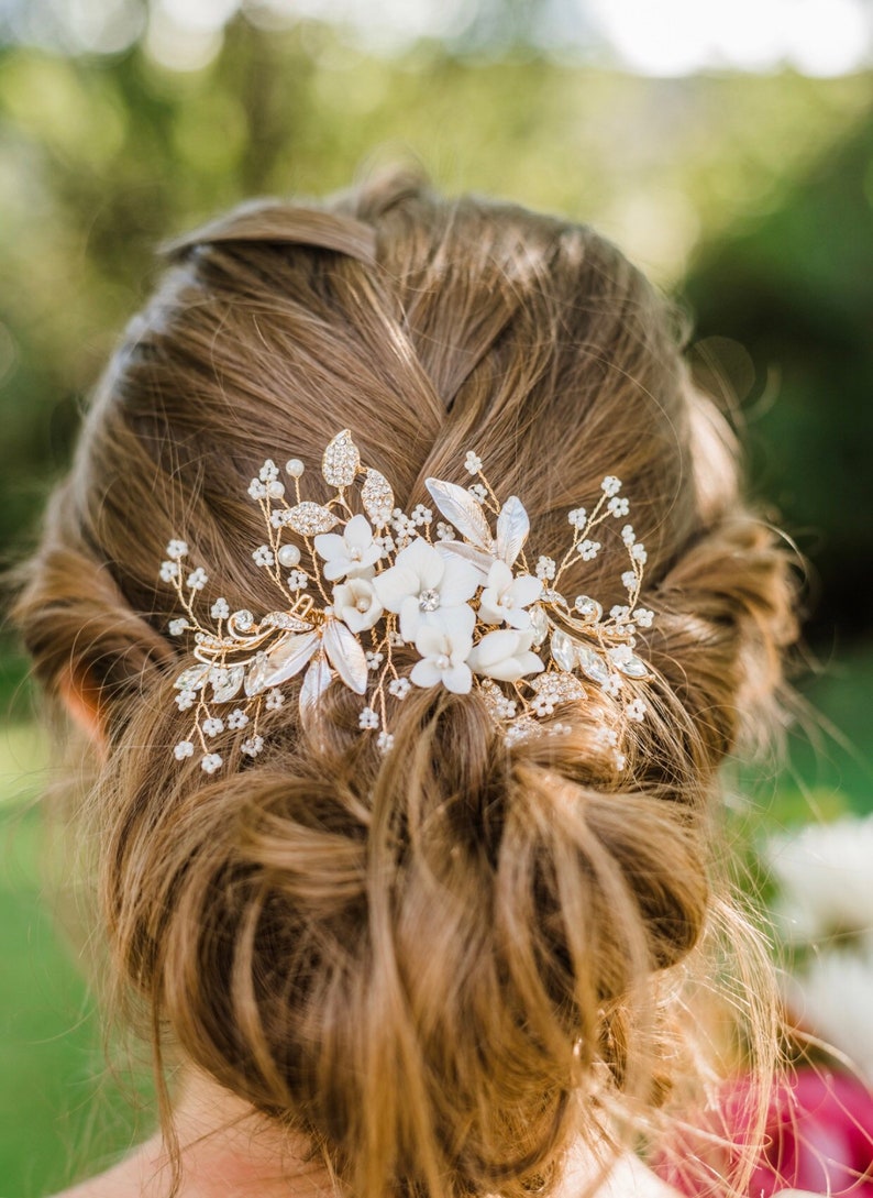 Bridal Hair Comb Hand-crafted with beautiful Off White Flowers, Rhinestone Leaves And Pearl Baby's Breath Accents 画像 2