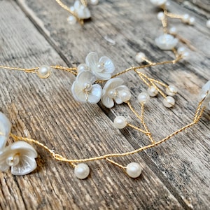 Enredadera de pelo de flores con delicadas flores blancas y acentos de aliento de bebé perla, accesorio para el cabello de boda imagen 1