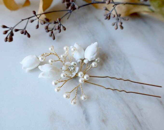 Gold Hair Pin With White Flowers And Pearls