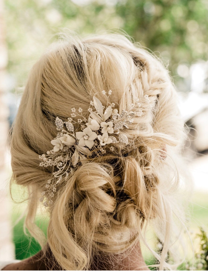 Bridal Hair Comb Hand-crafted with beautiful Off White Flowers, Rhinestone Leaves And Pearl Baby's Breath Accents 画像 9