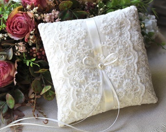 Ring pillow lace embroidered