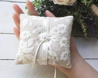 Ring pillow lace embroidered