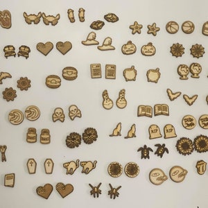 Pode incluir: Uma coleção de mais de 50 brincos de madeira cortados a laser com vários designs, incluindo caveiras, corações, abóboras e muito mais.