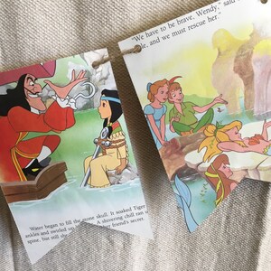 K&ouml;nnte beinhalten: Ein farbenfrohes Banner mit Illustrationen von Figuren aus Disneys Peter Pan und Captain Hook. Das Banner enth&auml;lt Text, der lautet "We have to be brave, Wendy," und "...and we must rescue her."
