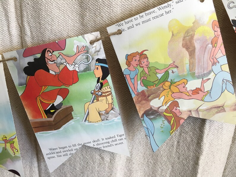 K&ouml;nnte beinhalten: Ein farbenfrohes Banner mit Illustrationen von Figuren aus Disneys Peter Pan und Captain Hook. Das Banner enth&auml;lt Text, der lautet "We have to be brave, Wendy," und "...and we must rescue her."