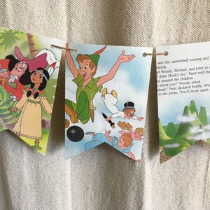 K&ouml;nnte beinhalten: Ein Peter-Pan-Banner mit Illustrationen von Peter Pan, Captain Hook und Tinkerbell. Das Banner ist aus Papier und hat eine Schnur, die durchl&auml;uft. Der Text auf dem Banner lautet: "saw the cannonball coming and acted quickly to friends. d Wendy, Michael, and John to the secret hiding draw Hook's fire," Peter told the pixie. "You'll be he assured the children about you?" Wendy asked. afraid," Peter declared boldly. With that, he to the pirate, "You'll never catch me!"