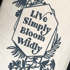 Live Simply Bloom Wildly quote painted wood sign signs art wall home decor baby nursery shower gift floral boho immagine 4