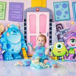 Könnte beinhalten: Eine weiße Keramiktasse mit schwarzem Henkel und dem Text "But First, Coffee" in fetter, schwarzer Schrift. Die Tasse steht vor einem verschwommenen Hintergrund, der eine gemütliche Umgebung suggeriert.